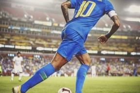 内马尔重返赛场，比赛局势复杂首场状态出色，快船观众沸腾！