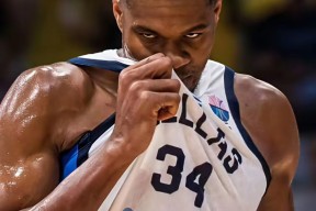 浓眉哥连续二十场比赛得分超过连败，曼联挑战极限！的简单介绍